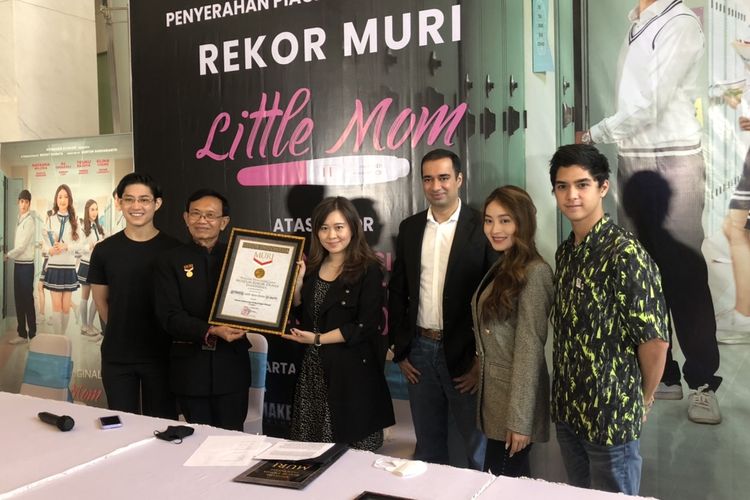 Serial Little Mom dapat rekor MURI di kawasan Gondangdia, Jakarta Pusat, Rabu (13/10/2021). 