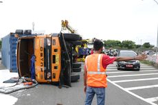 BERITA FOTO: Truk Kontainer Terguling di Pintu Keluar Tol Cijago Depok