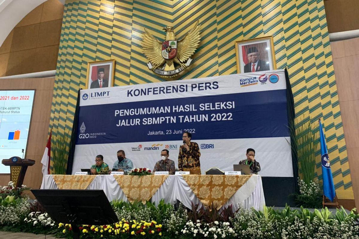 Ketua LTMPT Prof. Mochamad Ashari sedang mengumumkan hasil seleksi jalur SBMPTN 2022 di Gedung Kemendikbud Ristek, Kamis (23/6/2022).