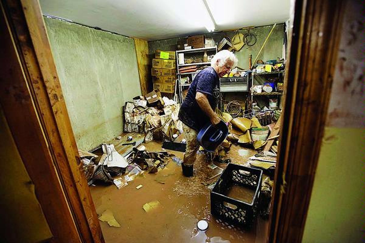 Sukarelawan membantu membersihkan ruang bawah tanah Restoran Mill Rock di Windham, New York, yang dilanda banjir akibat topan Irene yang melanda  wilayah itu, Selasa (30/8). Aliran listrik di selusin kota di Vermont dan setidaknya tiga kota di New York juga terputus.