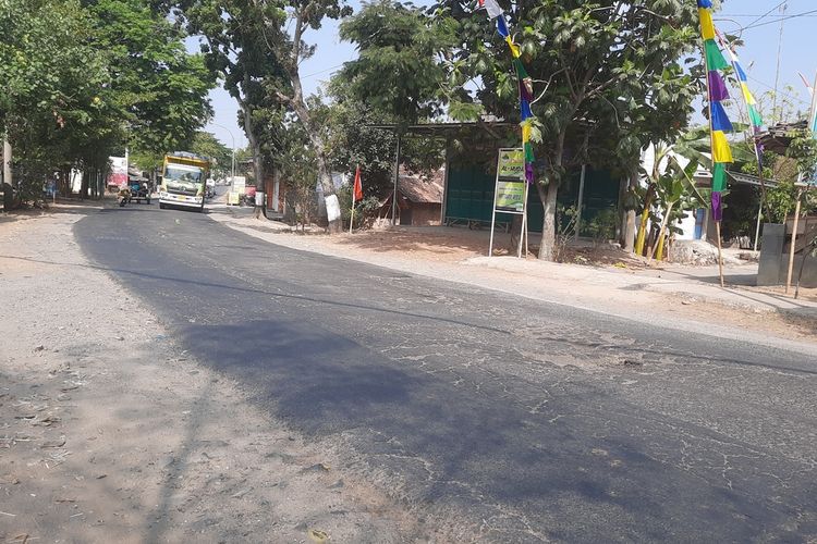 Kondisi jalan provinsi tepatnya ruas Kunduran - Ngawen - Blora yang masih beraspal di Kabupaten Blora, Jawa Tengah, Sabtu (2/9/2023)