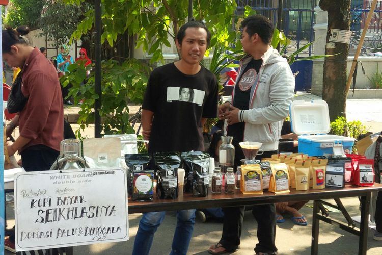 Para barista saat melakukan penggalangan dana bantuan korban gempa dan tsunami Kabupaten Donggala dan Kota Palu di Jalan Slamet Riyadi Solo, Jawa Tengah, Minggu (7/10/2018).