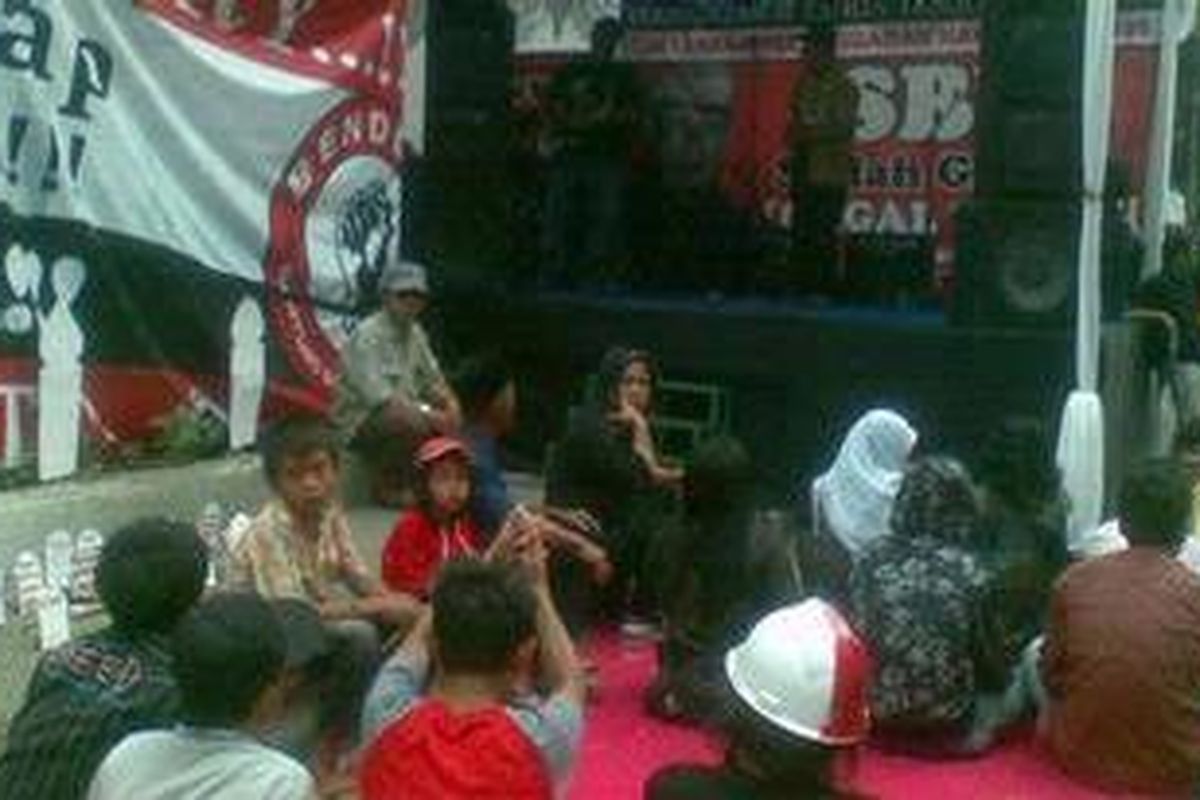 Gabungan aktivis 27 Juli beserta elemen terkait lainnya mengadakan mimbar bebas dan orasi politik sebagai peringatan akan tragedi berdarah 15 tahun lalu di bekas kantor PDI Jalan Diponegoro 58, Jakarta Pusat, Rabu (27/7/2011).