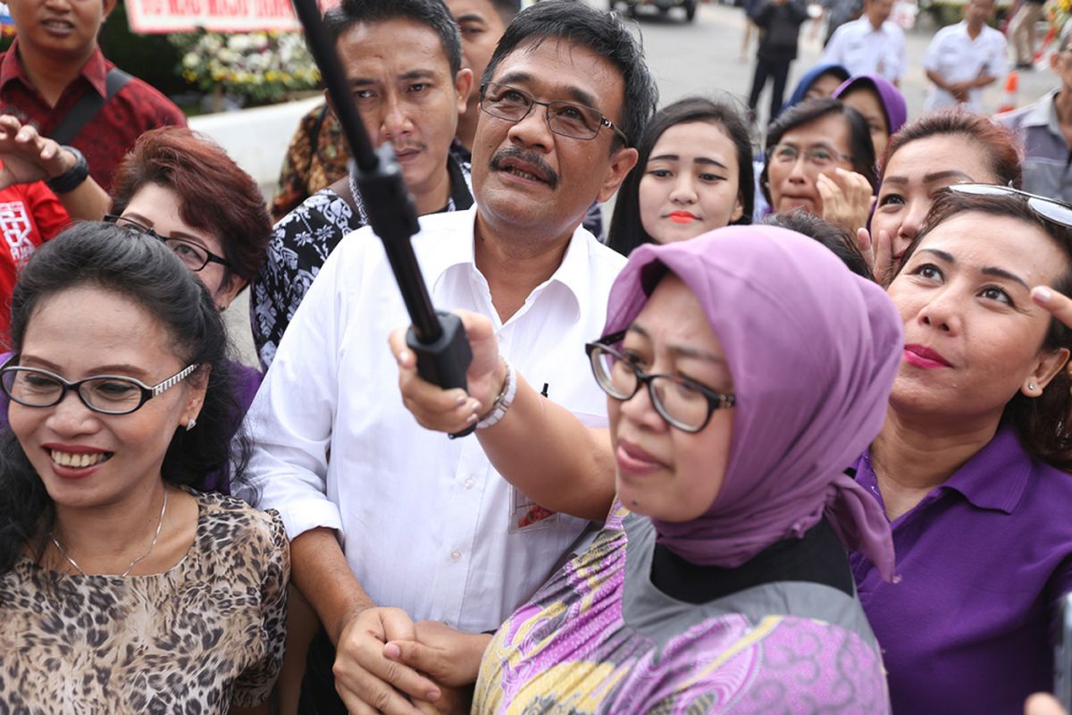 Sejumlah warga berpose bersama Wakil Gubernur DKI JAKARTA Djarot Saiful Hidayat di kompleks Balai Kota DKI Jakarta, Rabu (26/4/2017). Para warga memberikan  Karangan bunga yang  berisi simpati warga kepada Basuki Tjahaja purnama atau Ahok dan Djarot terutama pascapilkada DKI 2017.