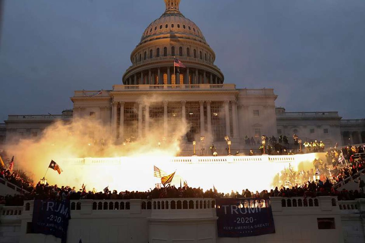 Pendukung Presiden Amerika Serikat Donald Trump berkumpul di depan Gedung US Capitol di Washington, Amerika Serikat, Rabu (6/1/2021). Hari pengesahan kemenangan presiden terpilih Joe Biden oleh Kongres di Gedung Capitol diwarnai penyerbuan massa pendukung Donald Trump dalam upaya menggagalkan anggota parlemen dari tugas konstitusional mereka.