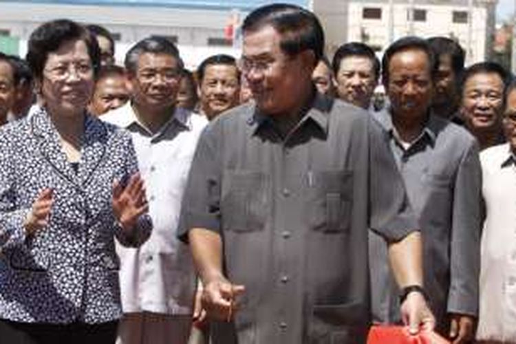 Perdana Menteri Kamboja Hun Sen (tengah) dalam sebuah acara gunting pita di Takhmao, provinsi Kandal, Kamboja, 2015. 