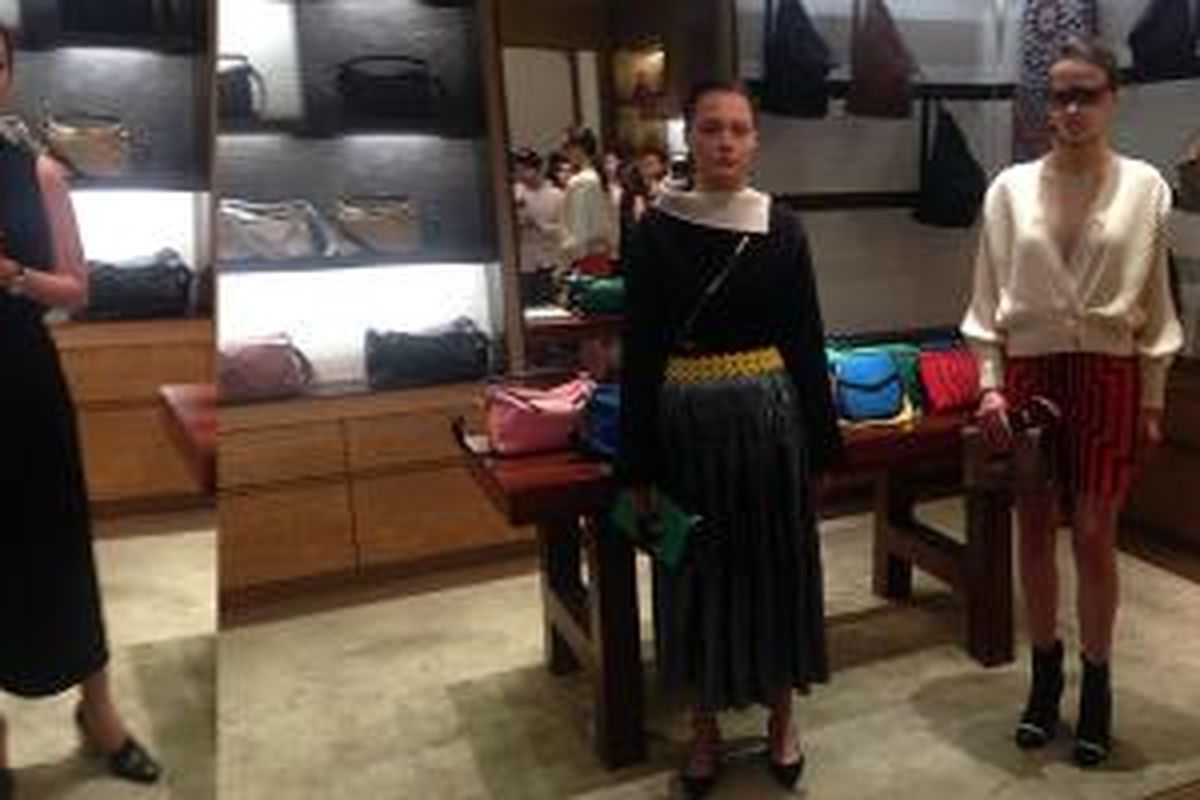 Olivia Luk (kiri), Asia Pacific Franchise Manager Loewe saat presentasi koleksi musim gugur 2015 terbaru di Plaza Indonesia, Jakarta. 