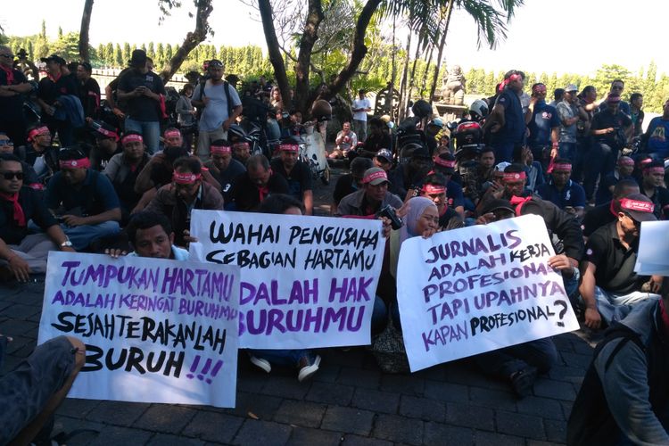 Aliansi Buruh Bali gelas aksi 1 Mei di depan kantor Gubernur Bali 