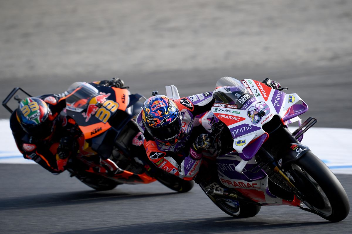 Pebalap Prima Pramac Racing, Jorge Martin (kanan), bertarung dengan pebalap Red Bull KTM, Brad Binder, dalam sprint race MotoGP Jepang 2023 di Sirkuit Motegi, Motegi, Sabtu (30/9/2023).