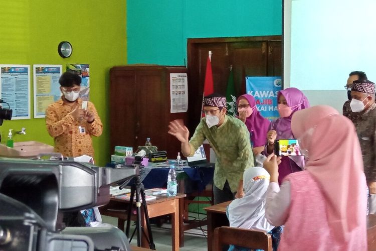 Nadiem (hijau) saat menyapa peserta didik melalui tatap muka langsung dan daring di SD Muhammadiyah Jogokaryan, Selasa (14/9/2021)