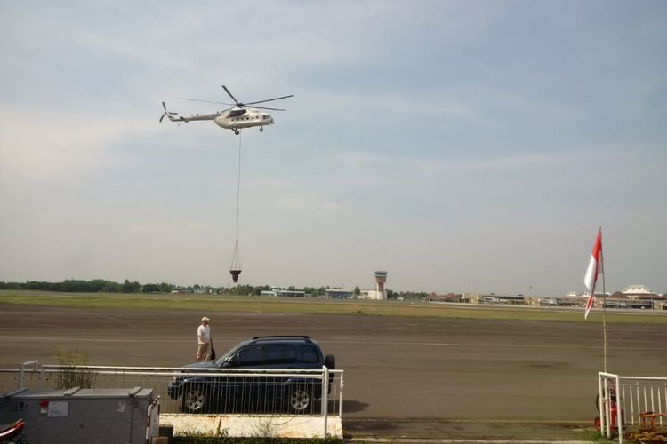 Helikopter Waterboombing jenis MI 8 tiba di Base Ops Lanud Sri Mulyono Herlambang Palembang, usai pemadaman di Kabupaten OKI, Sumsel, Jumat (14/9/2018).