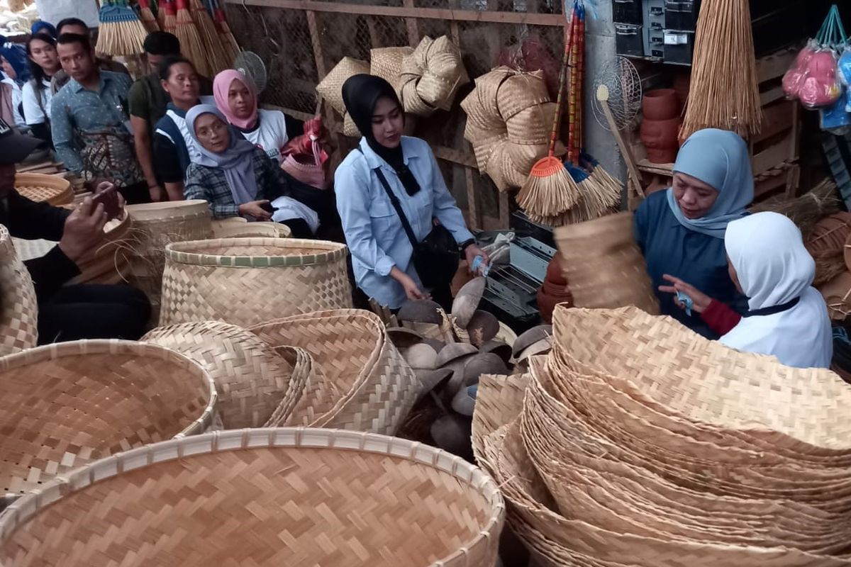 Blusukan ke Pasar Sayur di Kabupaten Magetan, Jawa Timur, Calon Gubernur Khofifah Indar parawansa disambati pedagang denga kondisi pasar sepi pembeli dan kondisi pasar yang kurang representative.