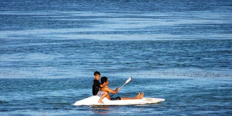 Salah satu aktivitas wisatawan di Pantai Kolbano.