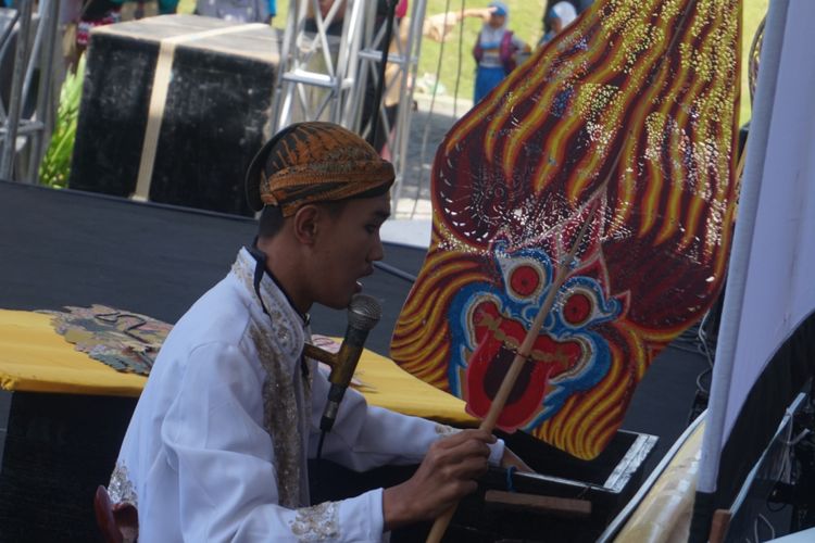 Wahyu Eko, penyandang tunanetra, sebagai dalang di Wayang Lakon Anoman Obong yang tampil di Festival Anak Berkebutuhan Khusus, Selasa (27/2/2018).