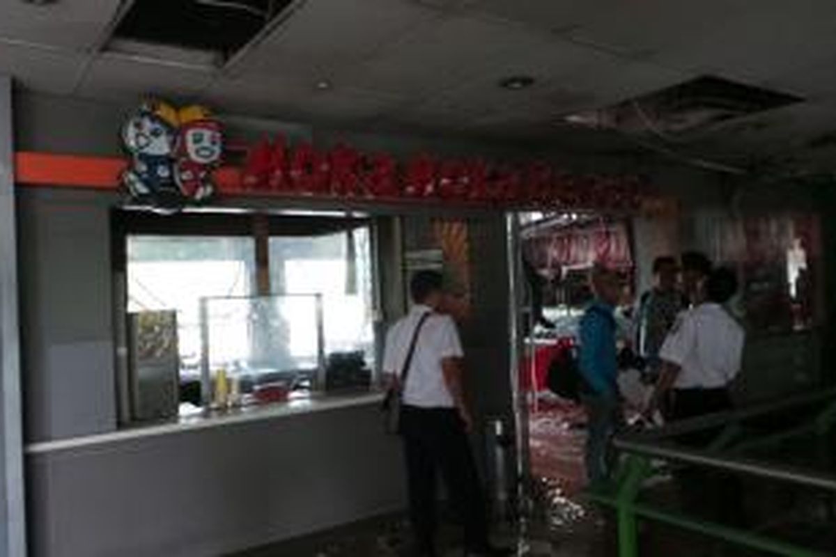 Restoran Hoka-Hoka Bento Stasiun Gambir kebakaran. Sebanyak 19 unit mobil pemadam kebakaran dikerahkan, Jumat (27/12/2013).