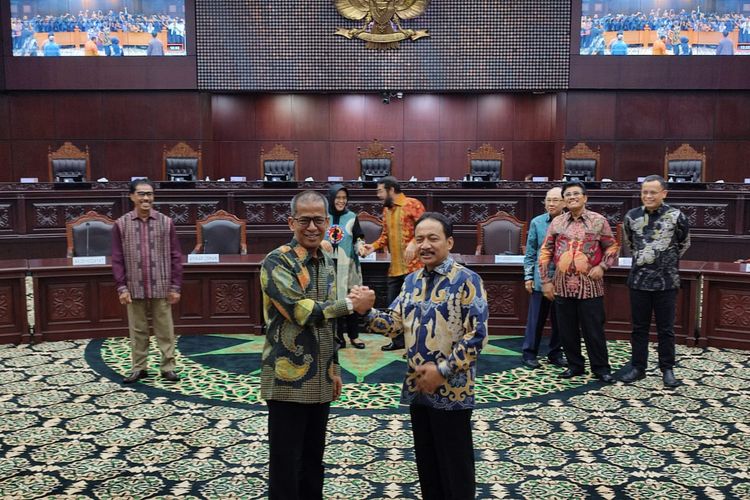 Wakil Ketua MK Saldi Isra (kiri) bersalaman dengan ketua baru MK Suhartoyo berdasarkan hasil musyawarah mufakat Rapat Permusyawaratan Hakim (RPH), Kamis (9/11/2023).