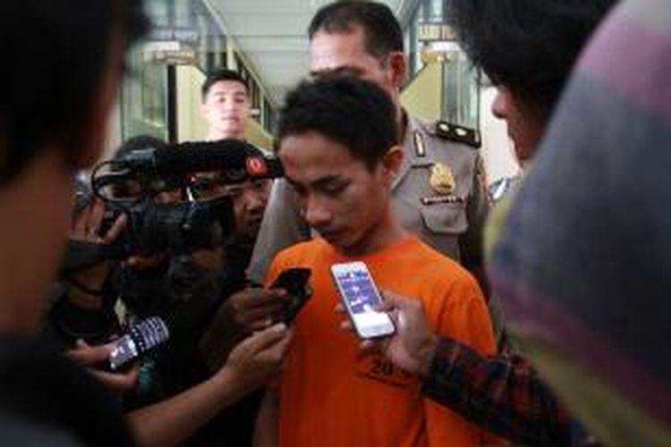 Pery Padly, pelaku pencabulan terhadap 9 orang siswa sebuah SMP di Sungai Kakap saat dimintai keterangan oleh awak media di Markas Polda Kalbar, Jalan Ahmad Yani, Pontianak, Kalimantan Barat (28/8/2014)