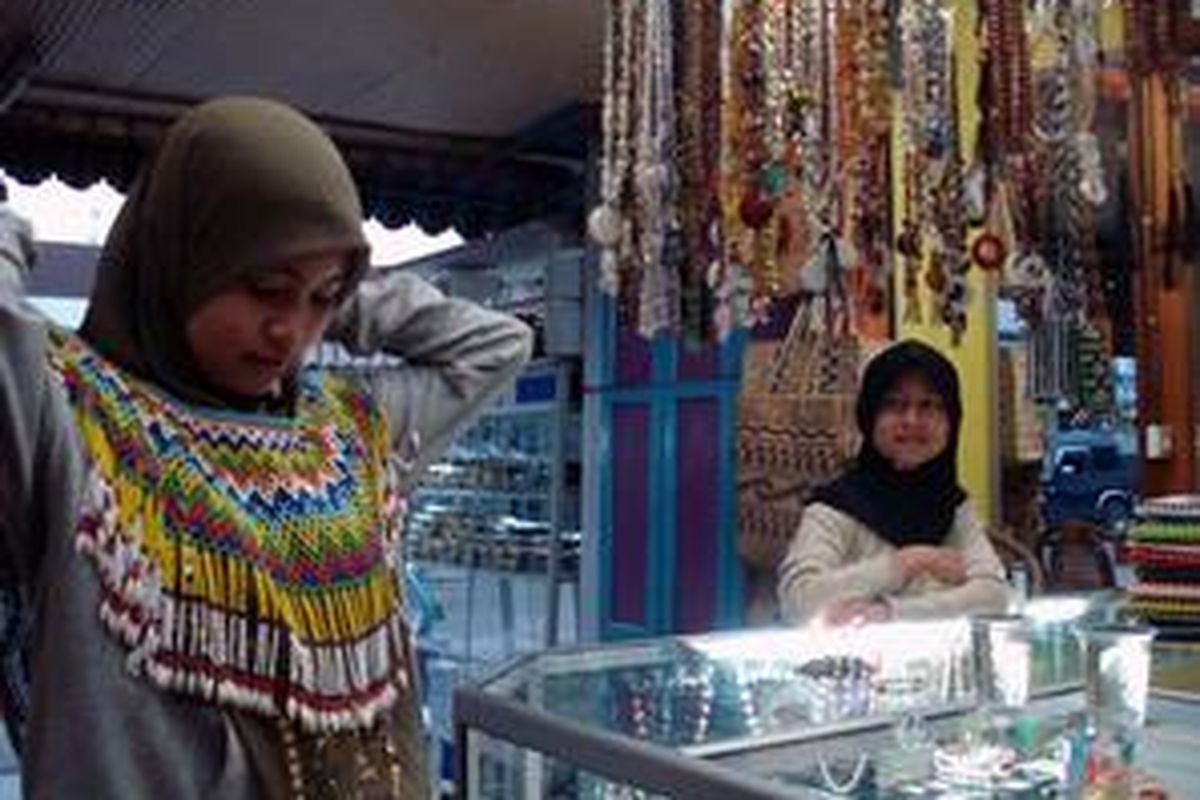 Kerajinan khas Kalimantan, seperti manik untuk baju daerah menjadi produk handmade kebanggaan. Berbisnis di Kalimantan terbuka luas, tak sekadar kerajinan namun juga jasa seperti laundry atau WO.