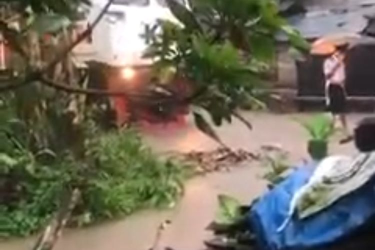 Kereta api yang berhenti di rel perkampungan warga karena banjir