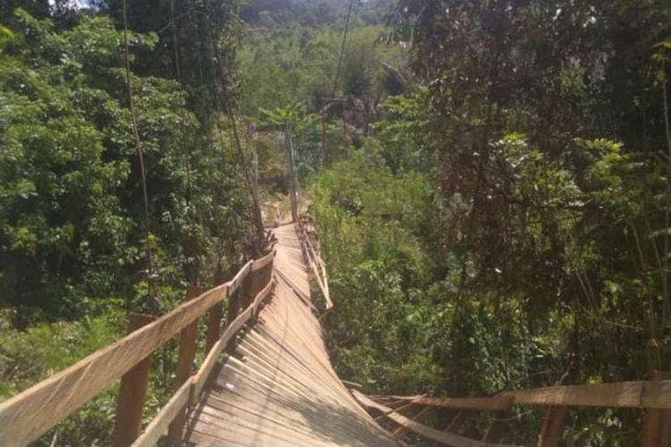 Jembatan gantung di kabupaten Kolaka Timur putus saat diperbaiki warga
