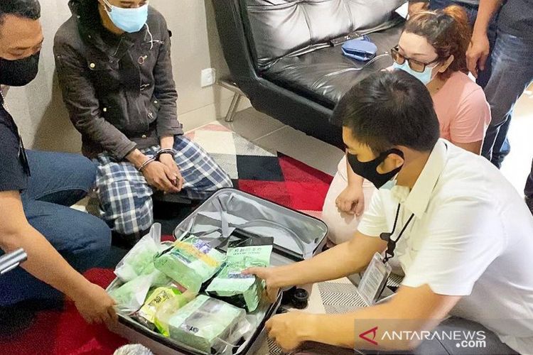 Satuan Narkoba Polres Jakbar menyita koper berisi sabu dan pil ekstasi di sebuah apartemen di Cawang, Jakarta Timur, Senin (5/10/2020).