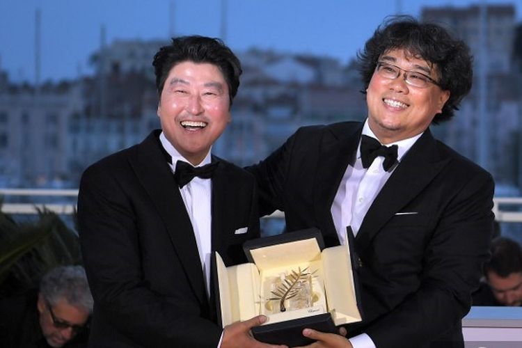 Sutradara asal Korea Selatan Bong Joon Ho (kanan) dan aktor Song Kang Ho berfoto dengan penghargaan Palme dOr di Festival Film Cannes 2019, Sabtu (25/5/2019). Film karya Bong Joon Ho berjudul Parasite dinobatkan sebagai film terbaik di festival film tersebut.