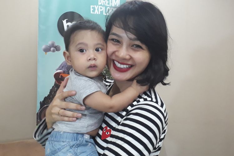 Andien Aisyah dan anaknya, Anaku Askara Biru, diabadikan ketika sedang berkunjung ke Gedung Kompas Gramedia Majalah, Kebon Jeruk, Jakarta Barat, Kamis (15/6/2017).