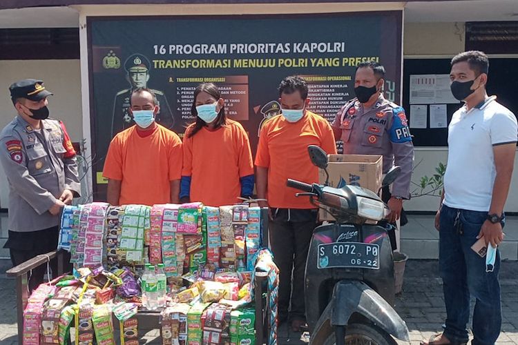 Ketiga tersangka diamankan polisi setelah mencuri di salah satu warkop yang ada di Desa Krikilan, Kecamatan Driyorejo, Gresik, Jawa Timur. *** Local Caption *** Ketiga tersangka diamankan polisi setelah mencuri di salah satu warkop yang ada di Desa Krikilan, Kecamatan Driyorejo, Gresik, Jawa Timur.