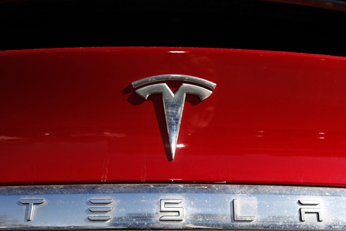 Logo Tesla di diler Littleton, Colorado, Amerika Serikat, pada 2 Februari 2020.