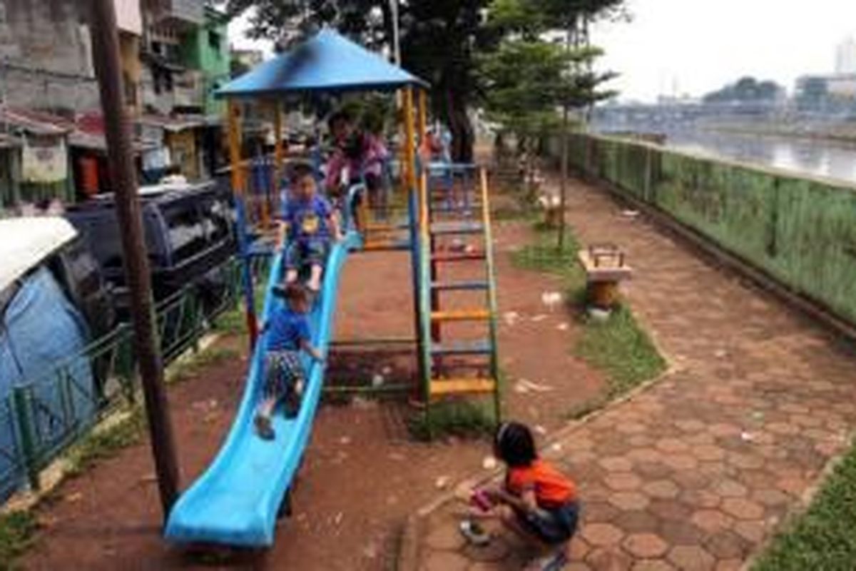 Sejumlah anak bermain di taman bermain yang terdapat di Bantaran Kanal Barat, di Kawasan Petamburan, Jakarta Pusat, Sabtu (21/2). Taman di bantaran kali kawasan padat penduduk itu menjadi sarana wisata murah bagi warga di sekitarnya. Ketiadaan taman bermain membuat anak-anak terancam bahaya akibat bermain di tempat yang tidak semestinya.
