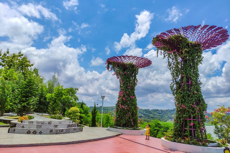 Pohon tiruan mirip Garden By The Bay Singapura di Bukit Sidoguro Klaten.