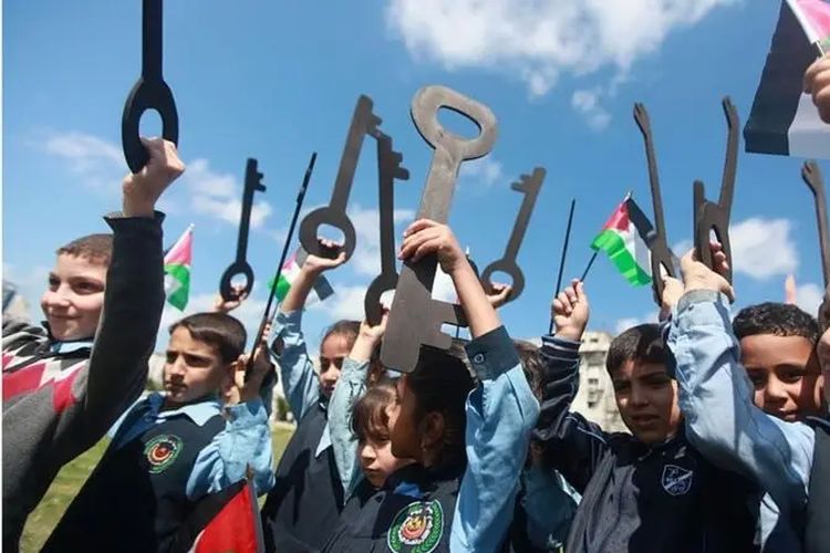 Kunci karton menjadi simbol yang dibawa oleh anak-anak sekolah ini, melambangkan klaim atas hak pengembalian untuk orang-orang Palestina.