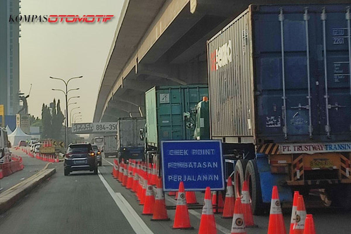 Penyekatan PPKM Darurat di Km 31 Tol Jakarta-Cikampek