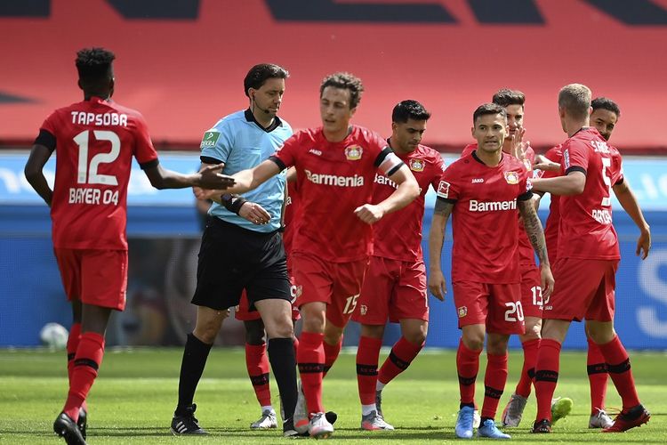 Pemain depan Leverkusen asal Italia Lucas Alario (# 13) merayakan dengan rekan satu timnya setelah mencetak gol pembuka selama pertandingan sepakbola divisi satu Jerman Bundesliga Bayer 04 Leverkusen vs FC Bayern Munich pada 6 Juni 2020 di Leverkusen, Jerman barat.