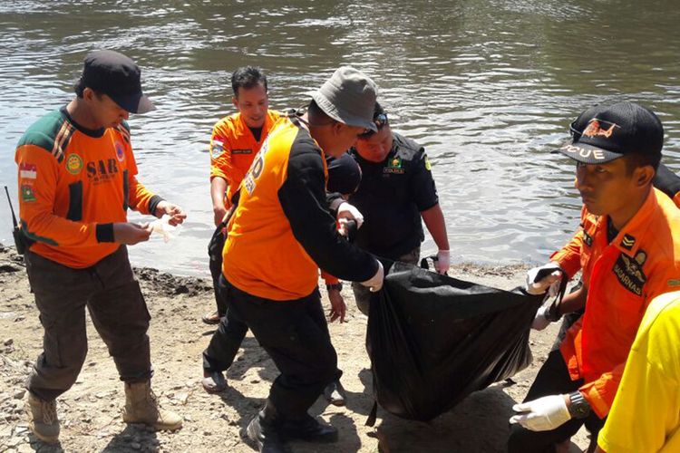 Tim SAR temukan korban tenggelam di Sragen, Jawa Tengah Minggu (9/7/2017)