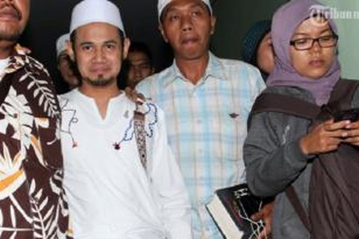 Ustaz Guntur Bumi (tengah) mendatangi Kantor MUI, Jakarta. Rabu (12/3/2014). MUI menghimbau agar UGB memperbaiki tata cara pengobatannya sehingga sesuai dengan norma agama Islam, termasuk persoalan uang infaq yang diberikan pasien. (Warta Kota/Nur Ichsan) 