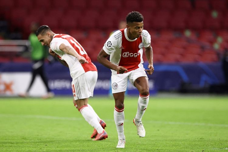 Penyerang Ajax David Neres (kanan) merayakan dengan Antony setelah mencetak gol ketiga timnya pada laga Grup C Liga Champions antara Ajax Amsterdam vs Sporting CP di Johan Cruyff Arena di Amsterdam pada 7 Desember 2021.