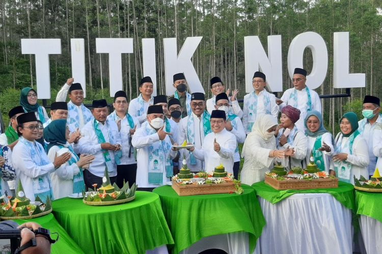 Ketua Umum Partai Kebangkitan Bangsa (PKB) Muhaimin Iskandar bersama sejumlah elite PKB melakukan selamatan dengan memotong 24 tumpeng di titik nol ibu kota negara (IKN) Nusantara, Penajam Paser Utara, Rabu (20/4/2022) sore. 