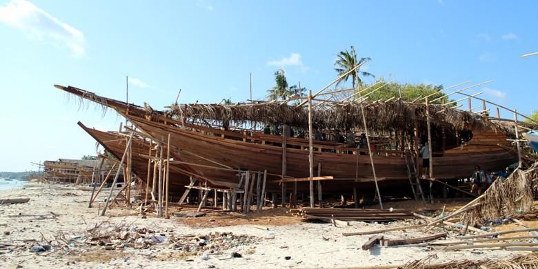 Phinisi yang sedang dibuat di Tana Beru, Bulukumba, Sulawesi Selatan.