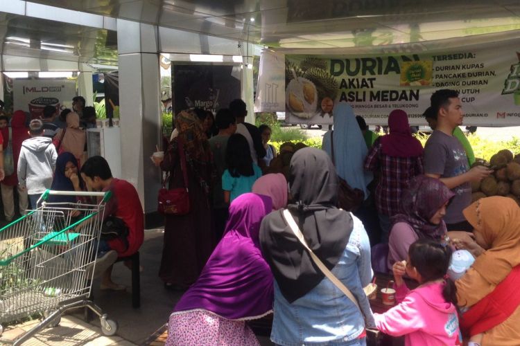 Di Festival Gila Durian, pengunjung bisa membeli durian seharga Rp 11.000 selama penyelenggaraan. 