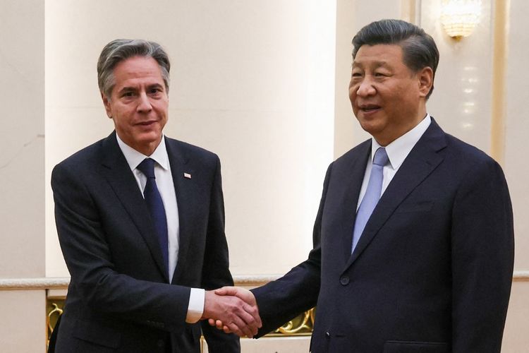 Menteri Luar Negeri AS Antony Blinken (Kiri) berjabat tangan dengan Presiden Tiongkok Xi Jinping di Aula Besar Rakyat di Beijing pada 19 Juni 2023. Presiden Xi Jinping menjamu Antony Blinken untuk melakukan pembicaraan di Beijing pada 19 Juni, yang mengakhiri pembicaraan tingkat tinggi selama dua hari antara Menteri Luar Negeri AS dan para pejabat Tiongkok. 