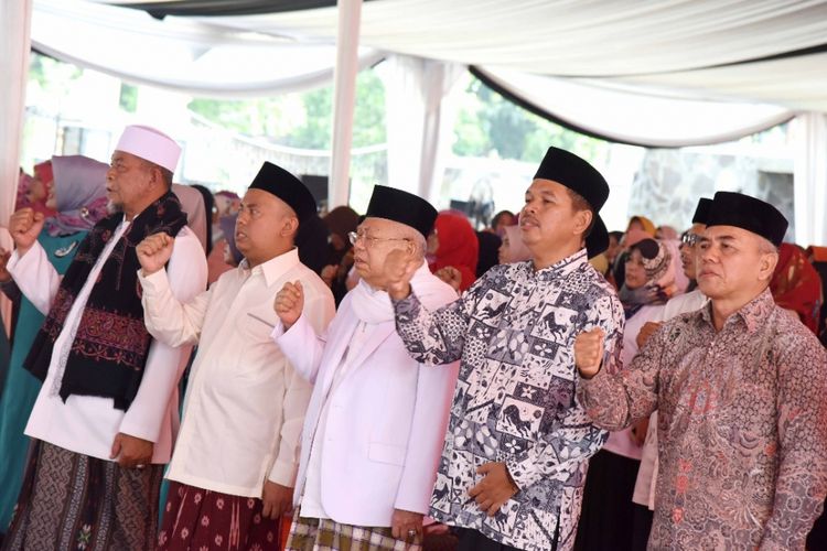 Bupati Purwakarta Dedi Mulyadi bersama Ketua MUI KH Maruf Amin saat hadir di lokasi pembangunan masjid raya Cilodong, Kecamatan Bungursari, Kabupaten Purwakarta, Jumat (12/5/2017).