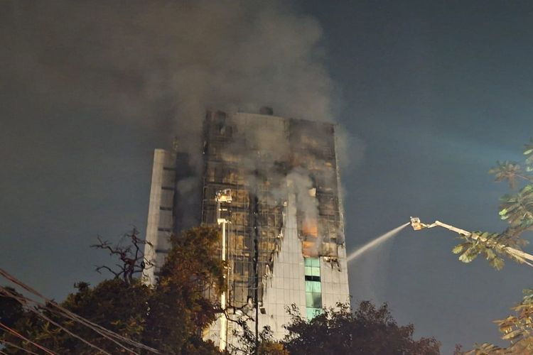 Dua Bronto Skylift Masih Beroperasi, Api di Gedung Bapenda Belum Padam