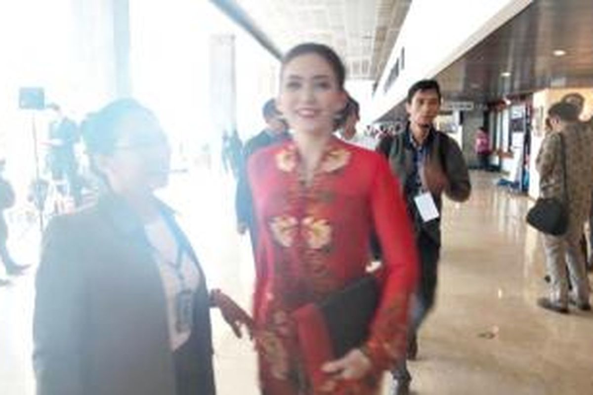 Rieke Diah Pitaloka akui bahwa dirinya diminta mengenakan kebaya warna merah