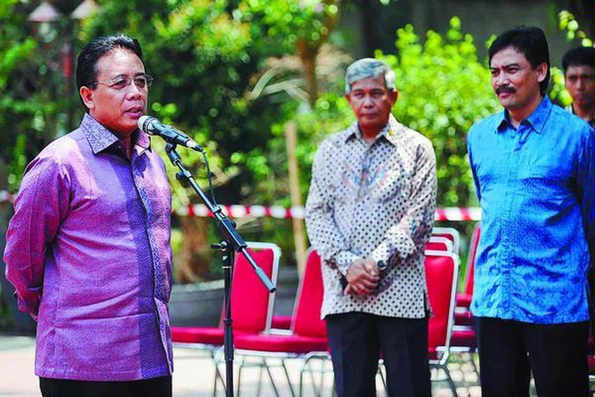 Mantan Panglima TNI Marsekal (Purn) Djoko Suyanto sebagai calon menteri memberikan keterangan kepada pers seusai diwawancarai Presiden Susilo Bambang Yudhoyono dan Wakil Presiden terpilih Boediono di kediaman Presiden, di Puri Indah Cikeas, Gunung Putri, Bogor, Jawa Barat, Sabtu (17/10) pagi.