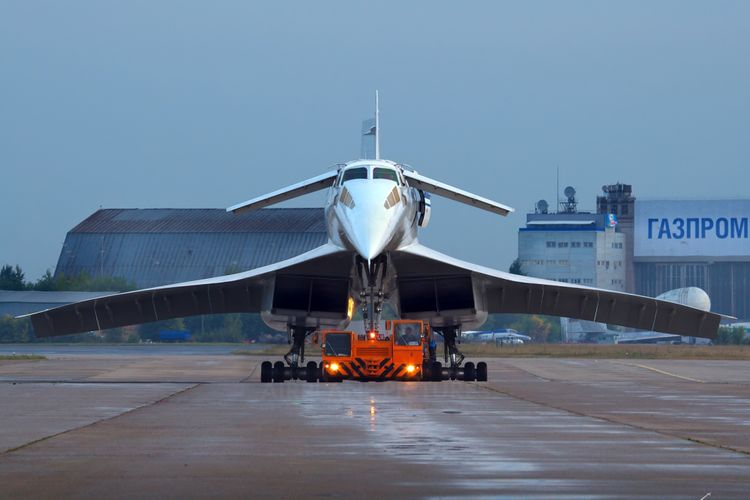 Tupolev Tu-144 nampak dari depan