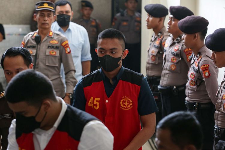 Mario Dandy Satriyo (belakang) dan Shane Lukas (depan) terdakwa penganiayaan remaja berinisial D tiba di Pengadilan Negeri (PN) Jakarta Selatan, Selasa (13/6/2023). Agenda sidang lanjutan kali ini mendengarkan keterangan saksi salah satunya orang tua D, Jonathan Latumahina.