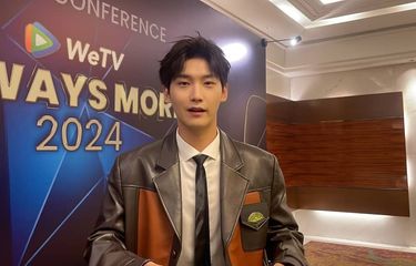 Aktor peran Xing Zhiao Lin membagikan boneka panda kepada penggemar yang menyambut kedatangannya di Bandara Internasional Soekarno-Hatta. 