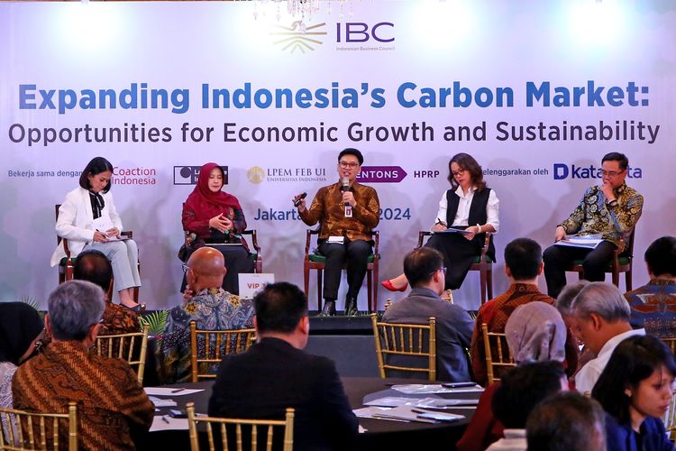Diskusi Mengembangkan Pasar Karbon Indonesia: Peluang untuk Pertumbuhan Ekonomi dan Keberlanjutan yang diselenggarakan Indonesia Business Council dan Katadata di Jakarta (19/3/2024).