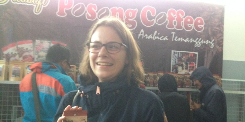 Wisatawan asal Italia menunjukkan Kopi Posong milik Tuhar. Pasar Kopi Posong melimpah dari dalam hingga luar negeri